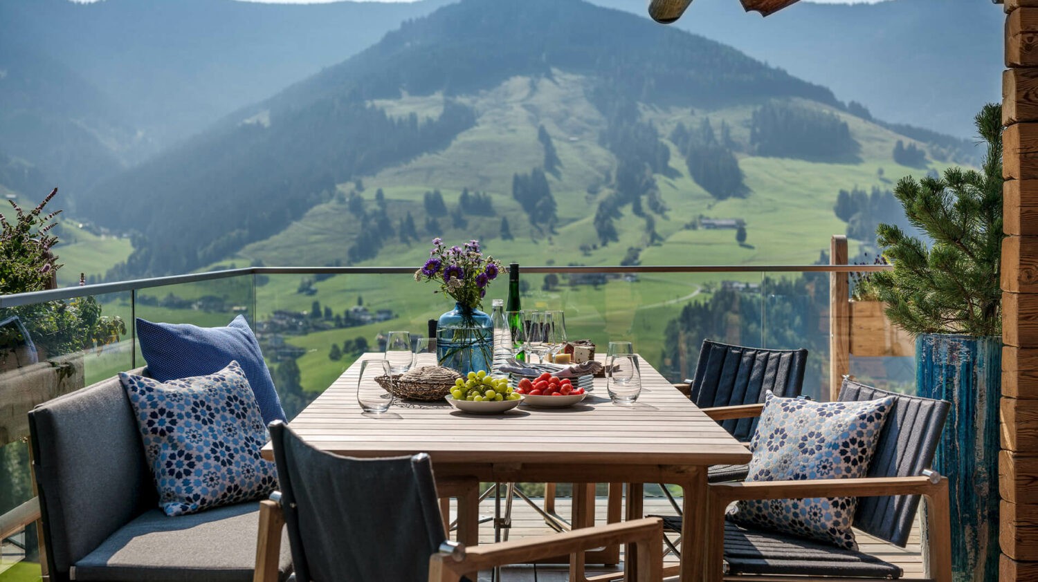 Senhoog_Gipfelkreuzliebe-sun-terrace-lunch
